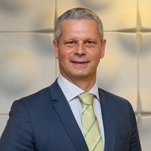 Dr Rom Bouveret