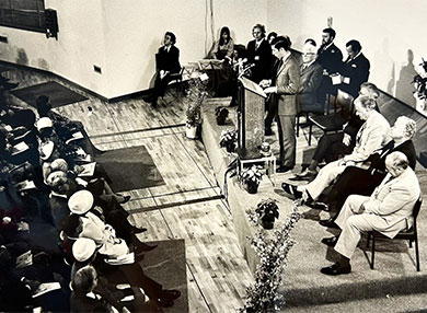 Black and white photo of Prince Charlies giving a presentation with the AAT to the public 