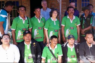 Professor Christoph Antons, Professor Yunita Winarto, Dr Gregory Acciaioli and research team from the University of Indonesia meeting Indonesian farmers.