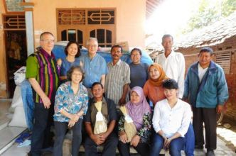 Professor Christoph Antons, Professor Yunita Winarto, Dr Gregory Acciaioli and the research team members Adlinanur Prihandiani and Sinta Uli from UI with Mr and Mrs Darmin and other farmers.