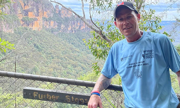 Man standing in front of Three Sisters, Blue Mountains