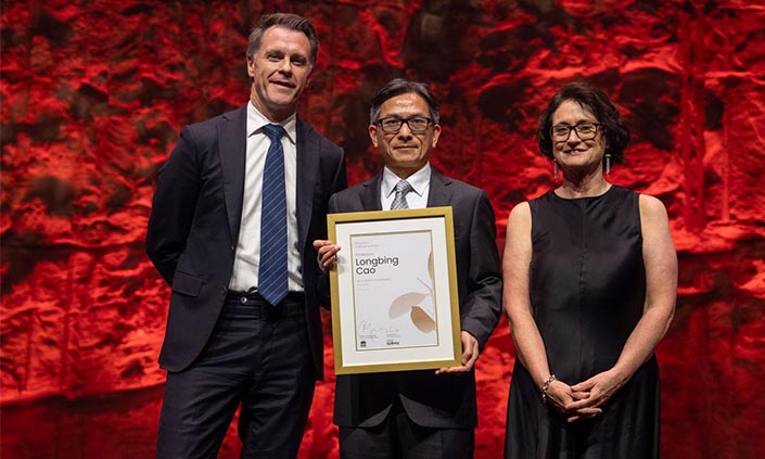 The Premier of New South Wales and Patron of the Global Ambassador Program presenting Professor Cao with his certificate. 