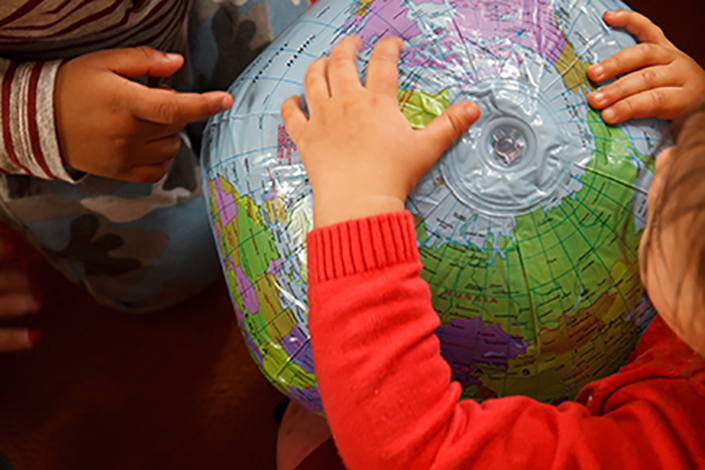 Children-with-globe