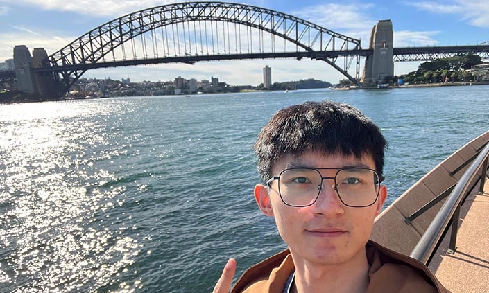 Selfie of Xin Yang in front of Harbour Bridge