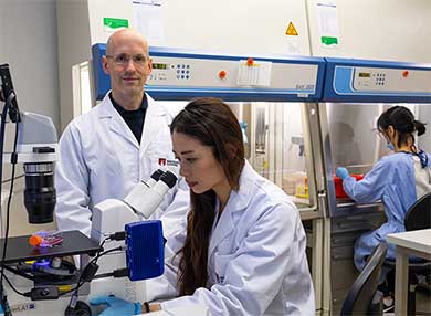Professors Lars Ittner and Yazi Ke in the Gene Therapy lab, working on machines