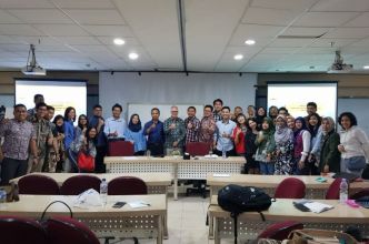 Professor Christoph Antons and members of the audience, after the public lecture at Gadjah Mada University. 