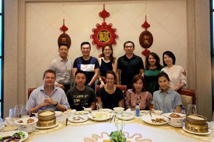 A group photo at a restaraunt 