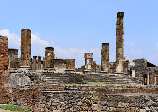 Image of collumns in Ancient Pompeii