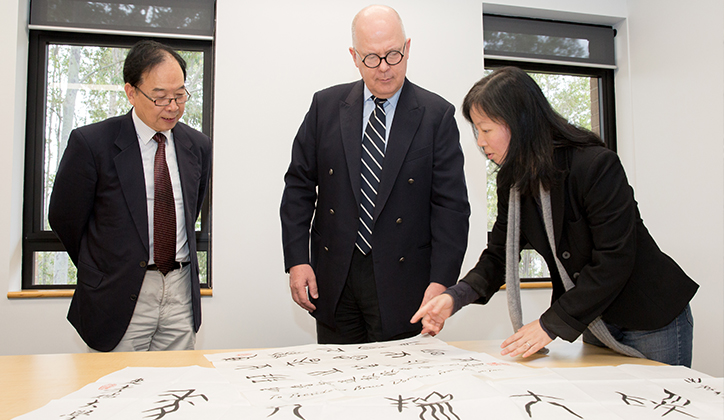  [L-R] Professor Fan Yuzhou, Vice-Chancellor Professor S Bruce Dowton and Dr Shirley Chan. Photo: Chris Stacey.