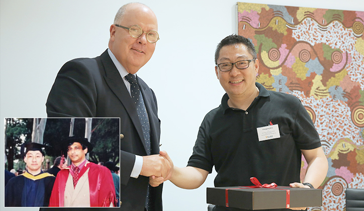  The Vice-Chancellor, Professor S Bruce Dowton with alumnus Chenggang Zhou. [Inset] Professor Naren Chitty with Chenggang at his 1998 Graduation.