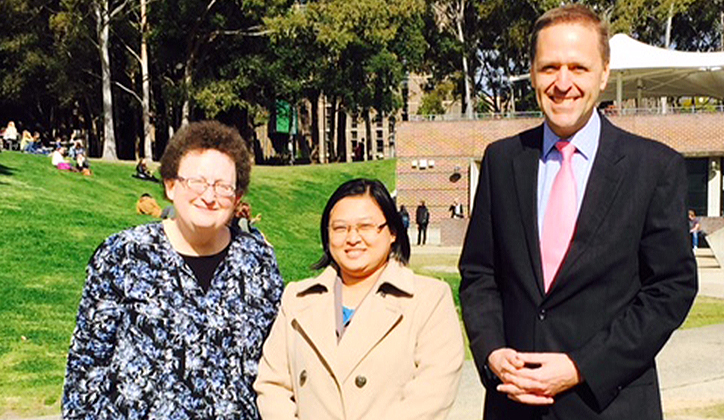  Visiting Myanmar student Wah Wah Aye Khine (centre) with Chief Operating Officer Dr Paul Schreier (right) and University Librarian JoAnne Sparks (left).